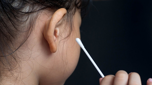 Ilustrasi membersihkan telinga anak Foto: Shutterstock