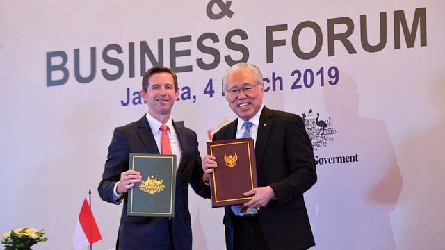 Menteri Perdagangan Indonesia Enggartiasto Lukita (kanan) dan Menteri Perdagangan, Pariwisata, dan Investasi Australia Simon Birmingham (kiri) setelah menandatangani perjanjian dagang IA CEPA Indonesia dan Australia di Hotwl JS Luwansa, Jakarta Pusat, Senin (4/3). Foto: Dok. Setwapres