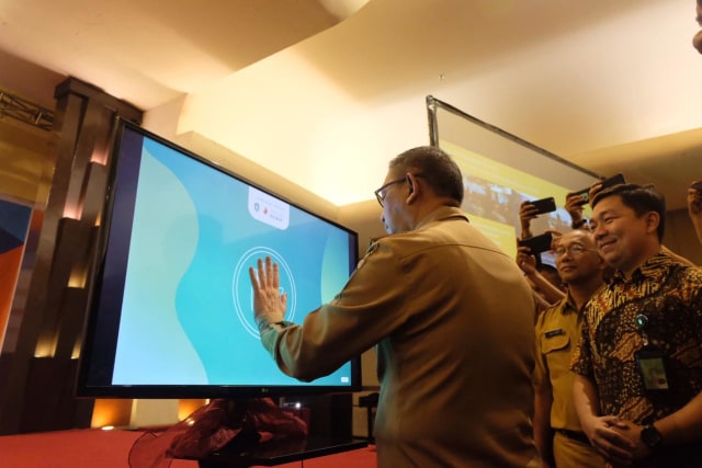 Gubernur Kalimantan Barat, Sutarmidji saat meluncurkan portal website Satu Data Kalbar, dalam acara Open Data Day 2019 di Aston Hotel & Convention Center Pontianak, Senin (4/3). Foto: Mario Tribowo