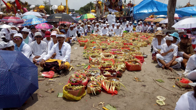 Ribuan umat Hindu mengelar Upacara Melasti di Pantai Petitenget, Seminyak, Bali, Senin (4/3). Foto: Denita Matondang