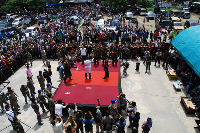 Suasana saat prosesi hukuman cambuk di halaman Masjid Ulee Kareng, Banda Aceh, Jumat (18/9/2015). Foto: Adi Warsidi