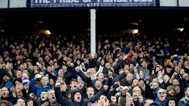Pendukung Everton di laga melawan Liverpool Foto: Reuters/Carl Recine