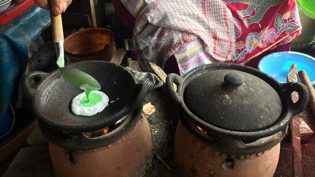 Proses pembuatan Serabi Ambarawa. Foto: Safira Maharani/kumparan