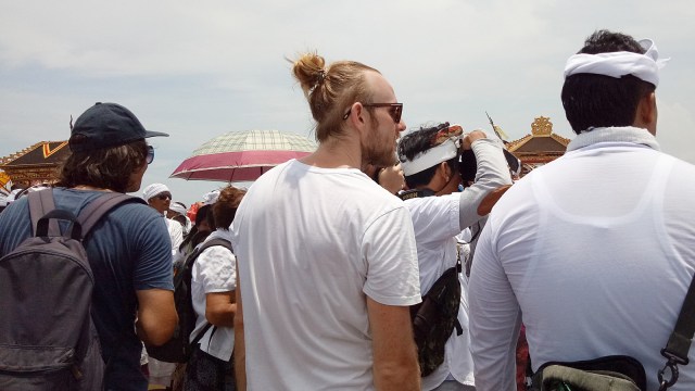 Turis asing menonton Upacara Melasti di Pantai Petitenget, Seminyak, Bali, Senin (4/3). Foto: Denita Matondang/kumparan