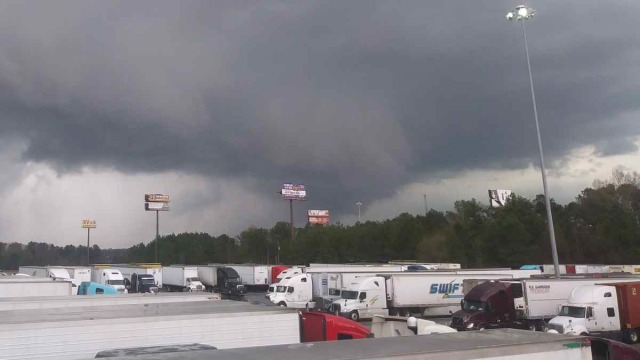 Tornado yang menghantam wilayah Alabama, Amerika Serikat. Foto: SCOTT FILLMER /via REUTERS