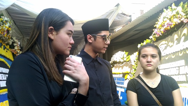 Aaliya Massaid, Al Ghazali dan Marsha Aruan di kawasan Tebet, Jakarta Selatan, Senin (4/3). Foto: Maria Gabrielle Putrinda/kumparan