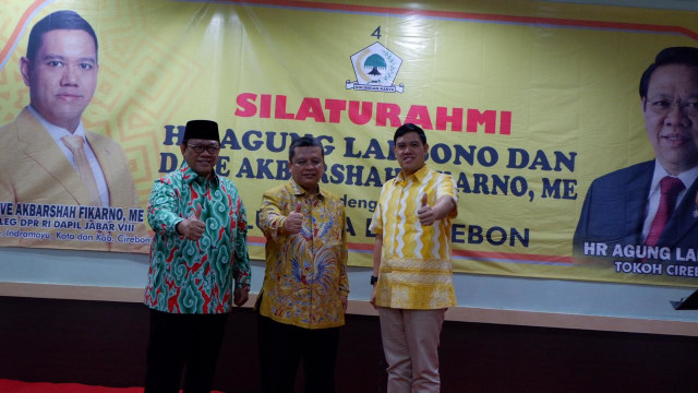 Sultan Sepuh XIV PRA Arief Natadiningrat (tengah) meminta kepada calon legislatif untuk membantu pengembangan keraton di Cirebon. (Juan)