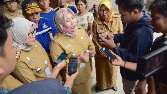 Bunda Tagana Kalsel Hj Raudatul Jannah di sela penyaluran bantuan ke korban kebakaran di Gang Sejahtera, Kota Banjarmasin. Foto: Humpro Kalsel