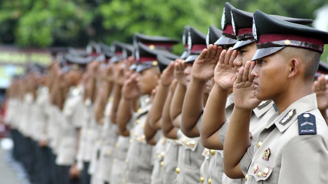 Sejumlah siswa memberi hormat saat mengikuti upacara Penutupan Pendidikan Pembentukan. Foto: ANTARA FOTO/Arif Firmansyah