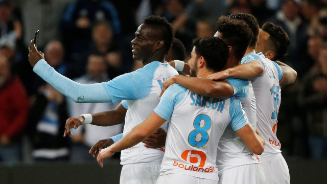 Mario Balotelli merayakan gol dengan Instagram Story. Foto: Jean-Paul Pelissier/Reuters