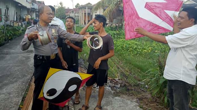 Anggota Polsek Pontianak Timur melakukan razia layangan di Jalan Tanjung Raya 2. Foto: Dokumentasi Polsek Pontianak Timur