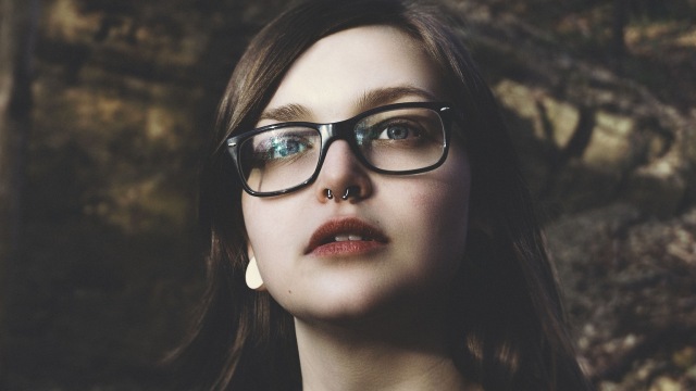 Ilustrasi perempuan dengan tindikan di hidung. Foto: StockSnap via Pixabay.