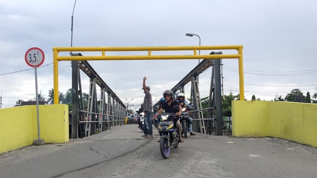 Portal kuning yang melarang truk bertonase melebihi 3,5 ton lewat Jembatan Seribu, Kota Banjarmasin. Foto: Zahidi/banjarhits.id