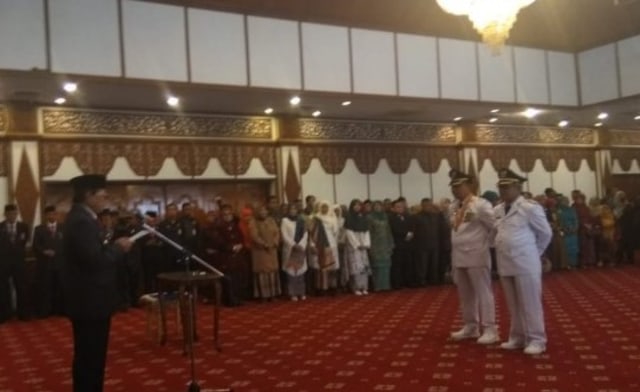 Gubernur Jambi Fachrori Umar melantik bupati dan wakil bupati Kerinci. Foto: Yovy Hasendra
