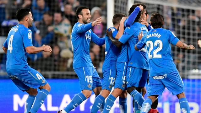 Pemain-pemain Getafe merayakan gol ke gawang Valencia di Copa del Rey. Foto: AFP/Javier Soriano