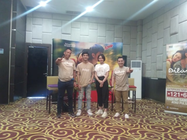 Telkomsel mengundang para pemeran dari Film Dioan 1991 Milea (Vanesha Prescilla) dan Nandan (Debo) hadir di Pontianak untuk mengadakan acara Nonton bareng serta Meet and Greet yang bertempat di Hotel Mercure, Selasa siang (05/03). Foto: Hi!Pontianak/Nicco Zainal