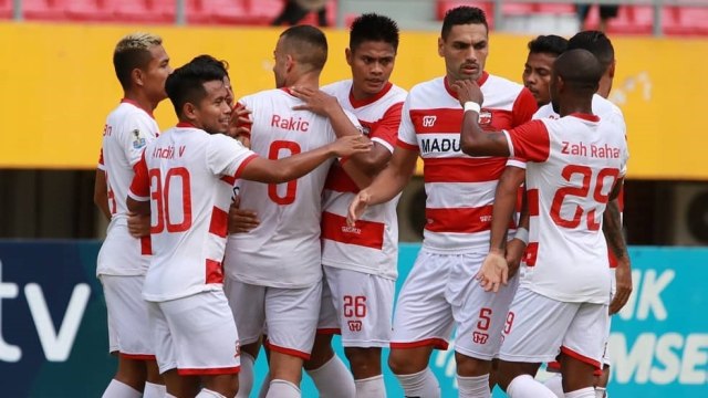 Para penggawa Madura United melakujan selebrasi perayaan gol. Foto: Instagram/@Madura United