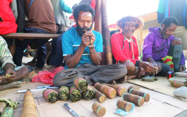 Rokok tembakau tradisional atau Cerutu Wamena yang dijual di pasar tradisional di Kabupaten Jayawijaya. (Foto Stefanus)