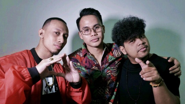 Personel Grup vokal Trisouls, Damien Jonathans (kiri), Jesse Thomasmore (tengah), Yerry Ririassa (kanan). Foto: Helmi Afandi/kumparan