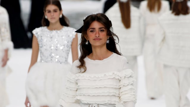 Tampilan Penelope Cruz di Show Terakhir Karl Lagerfeld untuk Chanel. Foto: REUTERS/Regis Duvignau