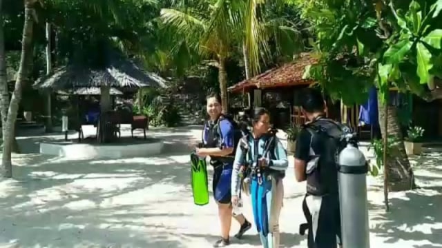 Sejumlah wisatawan mengunjungi kawasan Tanjung Karang di Kecamatan Banawa, Kabupaten Donggala, Sulawesi Tengah. Foto: PaluPoso/Situr Wijaya