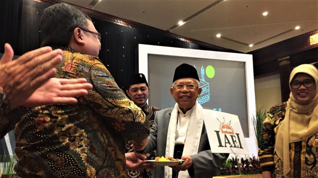 Ma'ruf Amin yang ulang tahun di bulan Maret, juga dapat potongan tumpeng milad IAEI. Foto: Lutfan Darmawan/kumparan