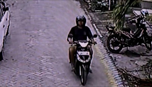 Penampakan pria yang pamer alat kelamin di Mojokerto terekam CCTV