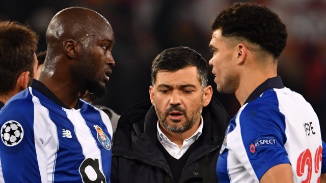 Pelatih Porto, Sergio Conceicao (tengah), bersama Danilo Pereira (kiri) dan Kepler 'Pepe' Laveran. Foto: AFP/Alberto Pizzoli