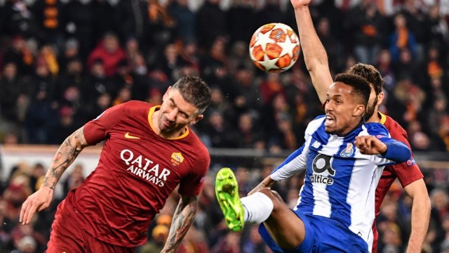 Bek Roma, Aleksandar Kolarov (kiri), berduel dengan bek Porto, Eder Militao. Foto: AFP/Alberto Pizzoli