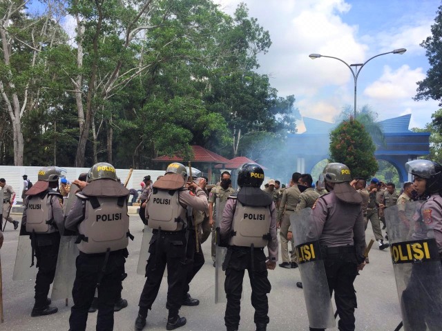 Aparat Kepolisian dan Satpol PP Provinsi Sultra melakukan penjagaan saat masyarakat Wawonii mengelar aksi demontrasi di halaman Kantor Gubernur Sultra, Selasa (5/3). Foto: Lukman Budianto/kendarinesiaid