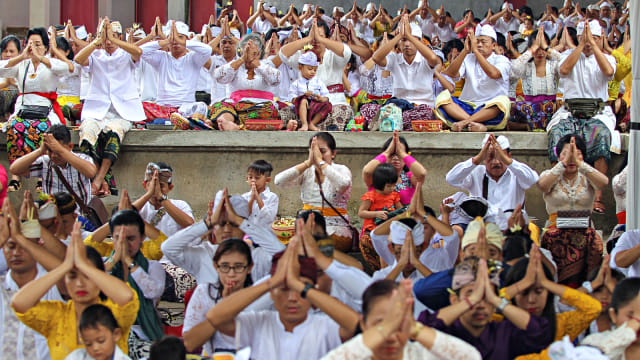 Umat Hindu saat mengikuti upacara Tawur Agung Kesanga 2019 di Pura Aditya Jaya, Jakarta. Foto: Antara/Dhemas Reviyanto