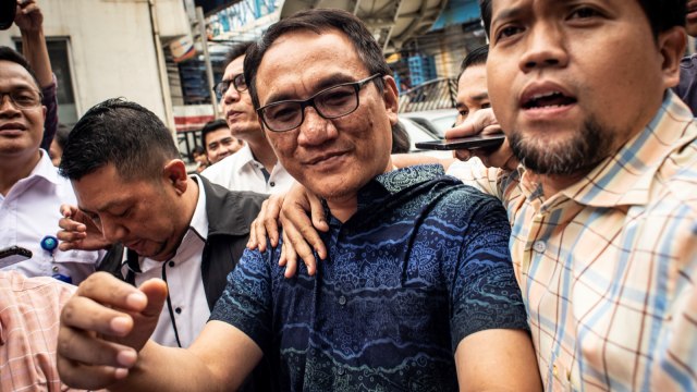 Mantan Wasekjen Partai Demokrat Andi Arief bergegas saat akan menjalani proses rehabilitasi di Kantor Badan Narkotika Nasional (BNN), Cawang, Jakarta. Foto: Antara/Aprillio Akbar