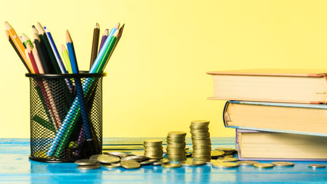 Ilustrasi biaya sekolah anak. Foto: Shutter Stock