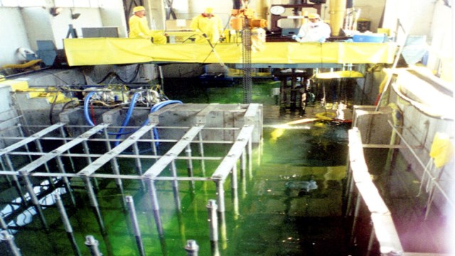 Batang bahan bakar nuklir bekas Korea Utara, disimpan di kolam pendingin, terlihat di fasilitas nuklir di Yongbyon, Korea Utara. Foto ini di ambil pada tahun 1996. Foto: Yonhap via AP