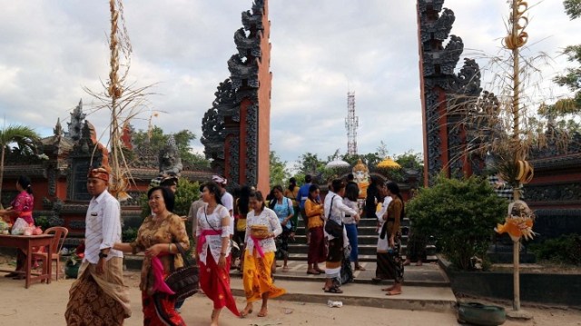 DENGAN senyum kedamaian umat Hindu di Kota Palu kembali ke rumah usai mengikuti upacara menyambut Nyepi di Pura Pura Agung Wana Kerta Jagatnatha Provinsi Sulawesi Tengah Jalan Jabal Nur, Kelurahan Talise, Kecamatan Mantikulore, Kota Palu, Rabu (5/3). Foto: PaluPoso/Andi Lena