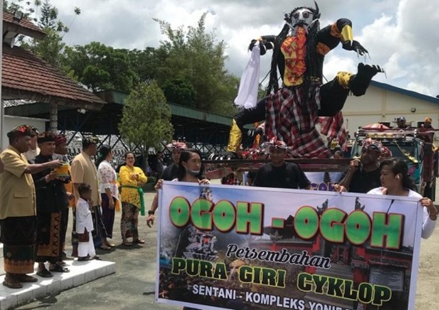 Bupati Kabupaten Jayapura, Mathius Awoitauw melepas pawai Ogoh-ogoh di kantor bupati setempat. (BumiPapua.com/Katharina)