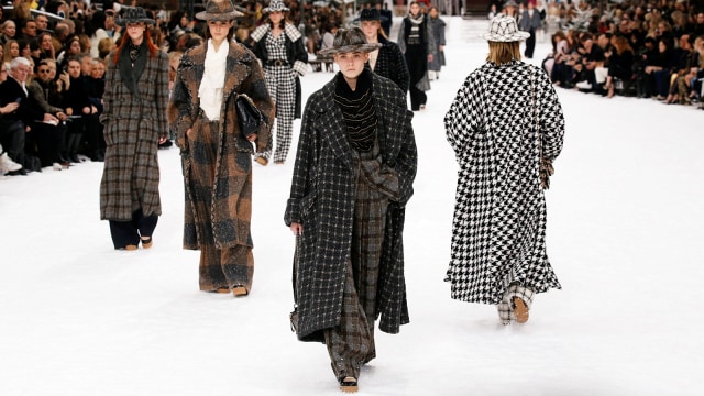 Koleksi terakhir Karl Lagerfeld untuk Chanel di Paris Fashion Week 2019. Foto: Reuters/Regis Duvignau
