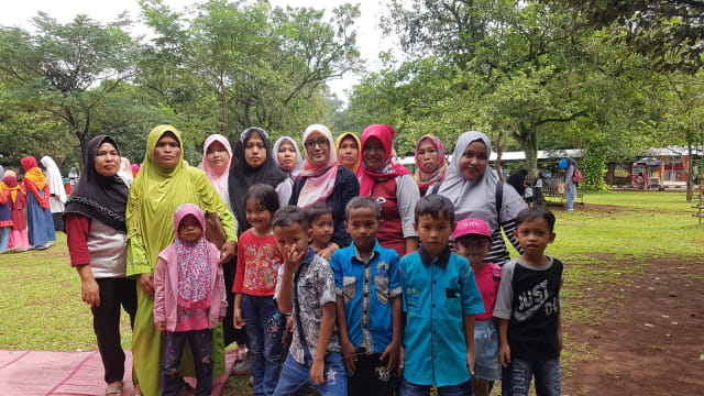 Istiqomah dengan rombongannya di Kebun Binatang Ragunan, Jakarta Selatan. Foto: Efira Tamara Thenu/kumparan