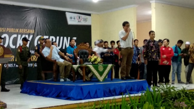 Rocky Gerung saat mengisi acara di Universitas Muhammadiyah Jember. Foto: Dok. Istimewa