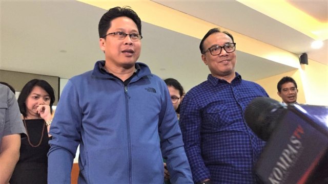 Robertus Robet keluar bersama Karopenmas Mabes Polri Brigjen Pol Dedi Prasetyo usai diperiksa dari Bareksrim Polri. Foto: Andreas Ricky Febrian/kumparan