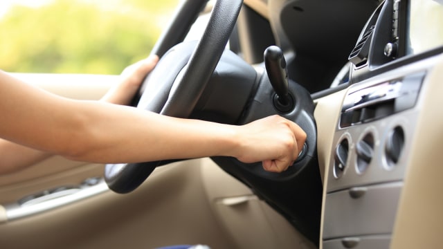 Ilustrasi menyalakan mesin mobil. Foto: Shutter Stock