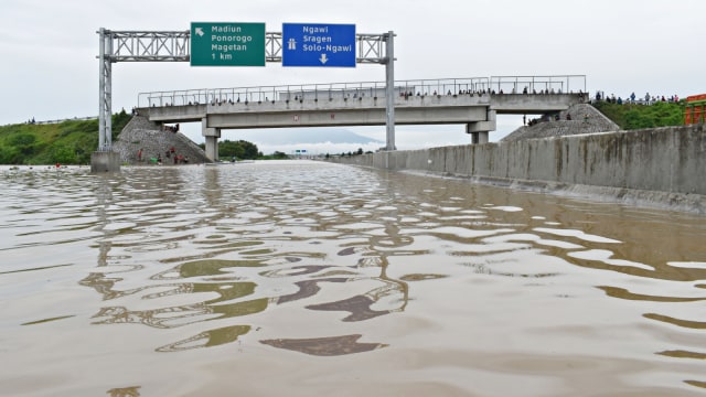 Susasana jalan tol Trans Jawa ruas Ngawi-Kertosono pada KM 603-604 yang terendam banjir di Desa Glonggong, Balerejo, Kabupaten Madiun. Foto: Antara/Siswowidodo