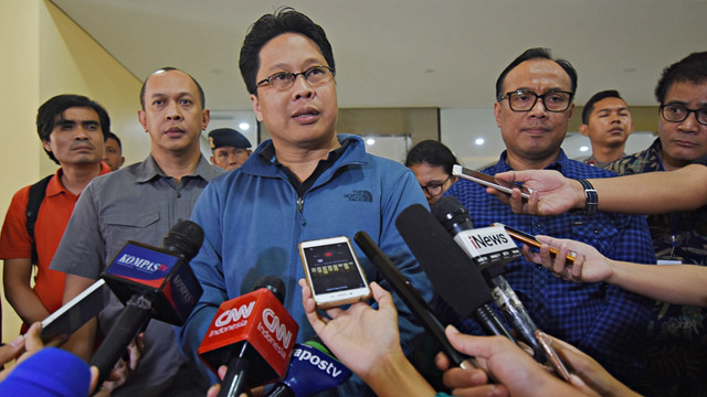 Aktivis HAM yang juga dosen Universitas Negeri Jakarta Robertus Robet didampingi Karo Penmas Divisi Humas Polri Brigjen Pol Dedi Prasetyo usai menjalani pemeriksaan di Bareskirm Mabes Polri. Foto: Antara/Indrianto Eko Suwarso