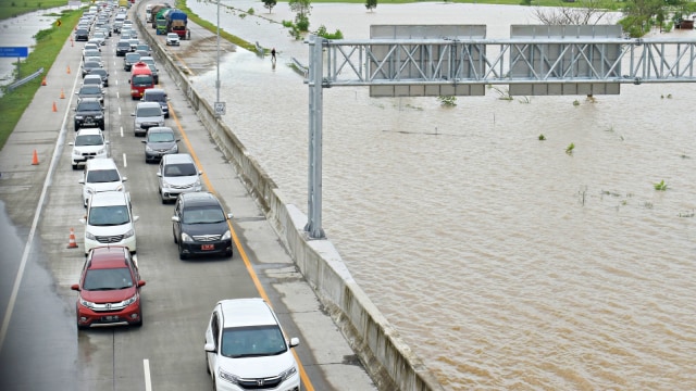 Susasana jalan tol Trans Jawa ruas Ngawi-Kertosono pada KM 603-604 yang terendam banjir di Desa Glonggong, Balerejo, Kabupaten Madiun, Jawa Timur. Foto: Antara/Siswowidodo