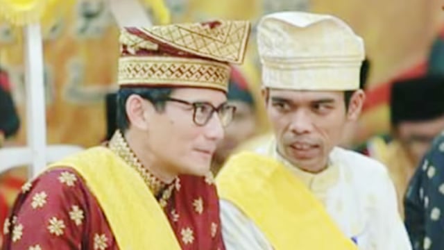SANDIAGA Salahuddin Uno duduk berdampingan bersama Datuk Seri Ulama Setia Negara Ustad Abdul Somad, Sealsa 4 September 2018, saat proses tepuk tepung tawar di gedung Lembaga Adat Melayu Riau. (Foto: Istimewa)