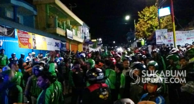 Ribuan massa ojol saat mengepung pangkalan ojek di Jalan Selabintana, Desa Karawang, Kecamatan Sukabumi, Kabupaten Sukabumi hingga memenuhi jalan, Kamis malam (7/3/). | Sumber Foto:Muhammad Gumilang