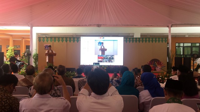 Gubernur DKI Jakarta, Anies Baswedan memberikan sambutan pada acara peresmian gedung sekolah di Jakarta di SDN Pondok Labu 01 Jakarta Selatan, Jumat (8/3). Foto: Moh Fajri/kumparan