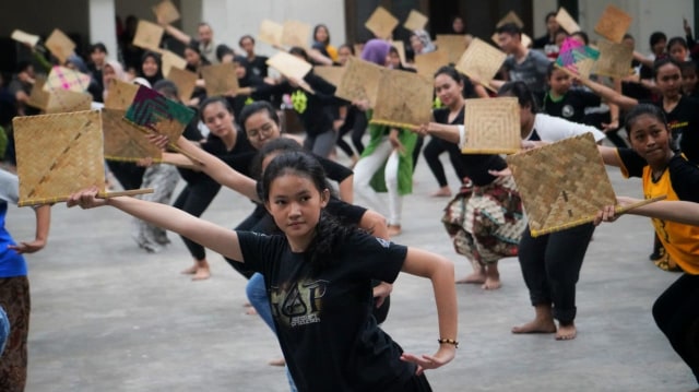 Latihan Ronggeng Geber Bandung untuk meramaikan kegiatan "Bandung Ayo Menari 24 Jam" dalam rangka Hari Tari Dunia (World Dance Day) 2019. (Foto-foto: Agus Bebeng/Bandungkiwari) 