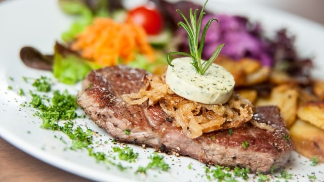 Ternyata Begini Cara Makan Steak yang Benar