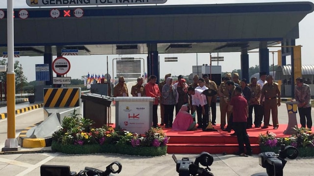 Seorang Ibu curhat di panggung pidato Presiden Jokowi saat peresmian Tol Bakauheni-Terbanggi Besar di Lampung, Jumat (8/3). Foto: Efira Tamara/kumparan